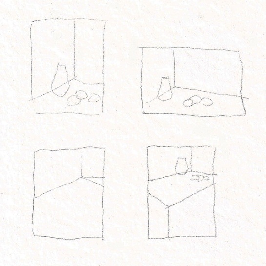 Cztery szkice prezentujące różne perspektywy martwej natury z wazonem i małymi przedmiotami.